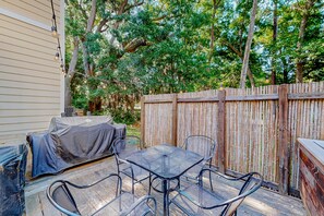 Outdoor dining - Inviting waterfront cottage w separate garage apartment and stunning marsh view (Fernandina Beach)