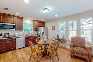 Dining - Inviting waterfront cottage w separate garage apartment and stunning marsh view (Fernandina Beach)