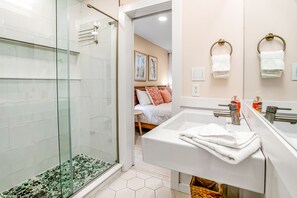 Shower, hair dryer, towels - Beach condo with balcony, W/D, AC, outdoor pool & fast WiFi (Fernandina Beach)