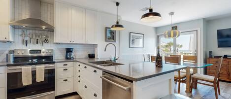 Réfrigérateur, four à micro-ondes, un four, surface de cuisson