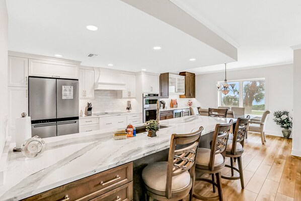 Fridge, microwave, oven, stovetop - Lovely Amelia Island Condo with pool, W/D & central AC (Fernandina Beach)
