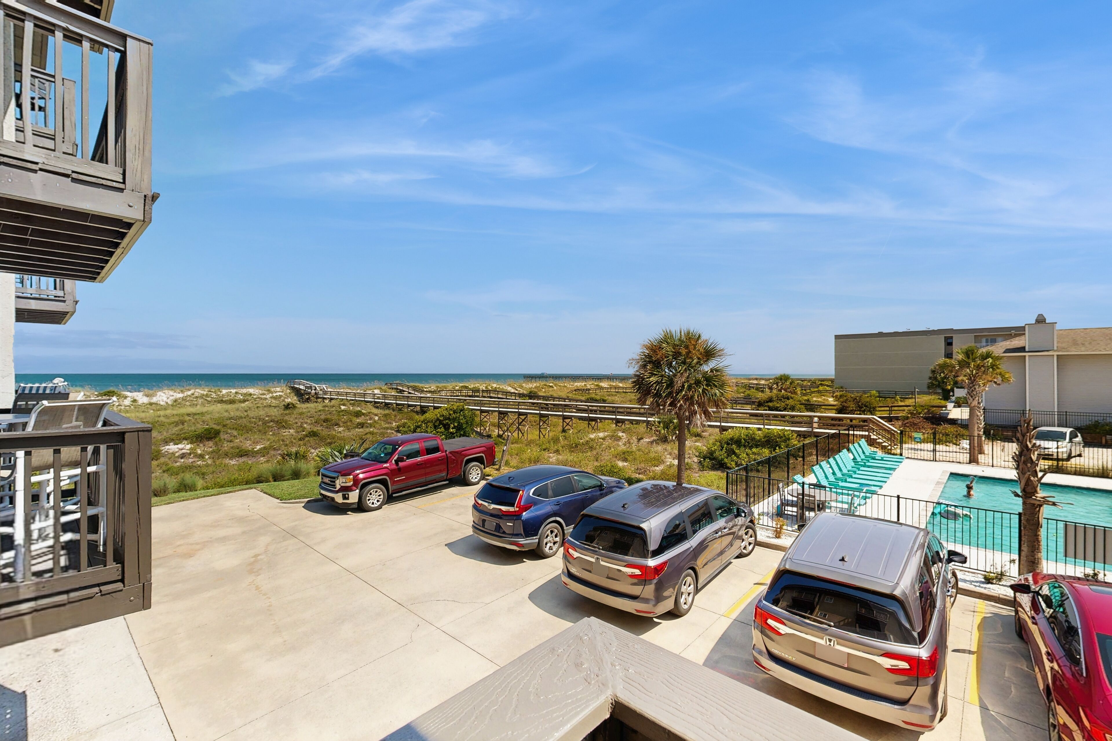 Una propiedad frente a la playa con estacionamiento, piscina y vista al océano.