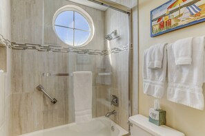 Shower, hair dryer, towels - Oceanfront 5th-floor condo with balcony, gorgeous views & pool access (Fernandina Beach)