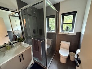 Een douche, een haardroger, handdoeken, zeep