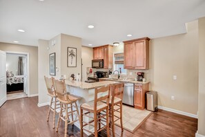 Réfrigérateur, four à micro-ondes, un four, surface de cuisson