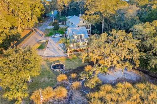 Inviting waterfront cottage with balcony, firepit, marsh views, & washer/dryer