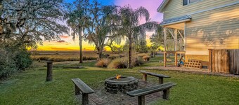 Inviting waterfront cottage with balcony, firepit, marsh views, & washer/dryer