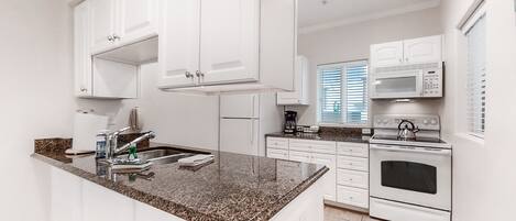 Réfrigérateur, four à micro-ondes, un four, surface de cuisson