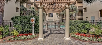 Wonderful Home Close to Beach w/Shared Pool, Free WiFi, Central AC, W/D