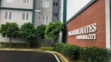A building with a sign that reads 'INN SUITES SUISUKA CITY'.