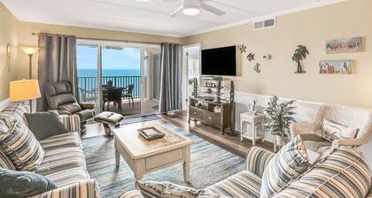 Ocean-view condo with a scenic balcony & W/D - pool and beach access