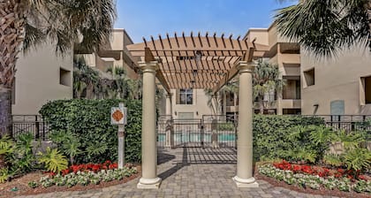 Dog-Friendly Tennis Villa Suite in Amelia Island w/Shared Pool, Free WiFi