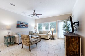 Fernseher, DVD-Player, Bücher