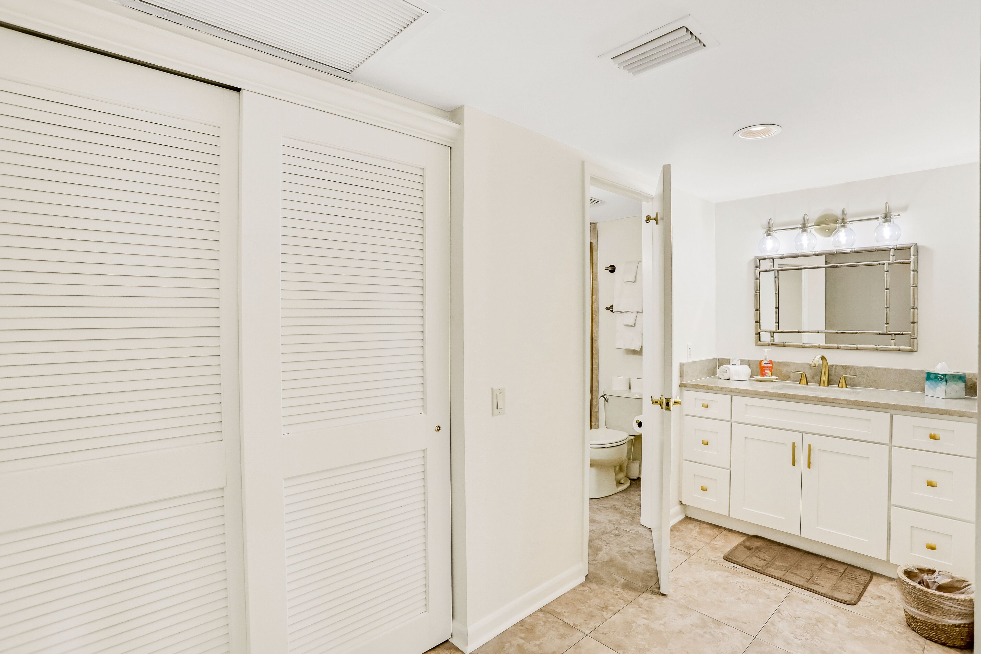 Une salle de bain avec des toilettes, un lavabo et un miroir.