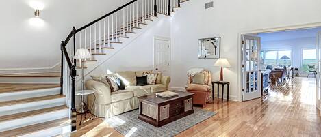 Téléviseur, foyer, livres