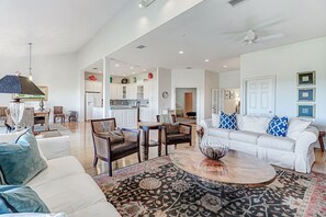 Fernseher, Kamin, Bücher