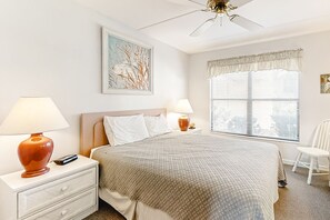 3 bedrooms, iron/ironing board, free WiFi, bed sheets - Bright & sunny oceanfront getaway with central AC & pool (Fernandina Beach)