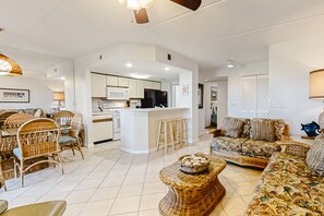 TV - Bright & sunny oceanfront getaway with central AC & pool (Fernandina Beach)