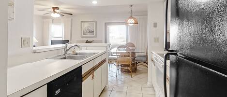 Réfrigérateur, four à micro-ondes, un four, surface de cuisson