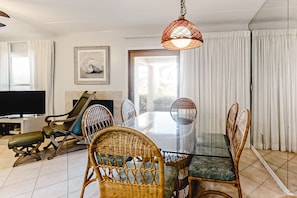 Interior - Bright & sunny oceanfront getaway with central AC & pool (Fernandina Beach)