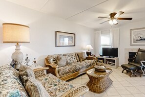 TV - Bright & sunny oceanfront getaway with central AC & pool (Fernandina Beach)