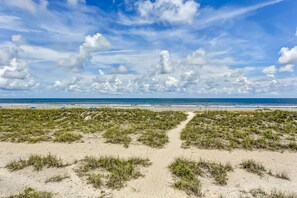 On the beach - Elegant, oceanfront condo with balcony, washer/dryer & on-site pool (Fernandina Beach)
