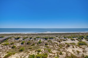 On the beach - Elegant, oceanfront condo with balcony, washer/dryer & on-site pool (Fernandina Beach)