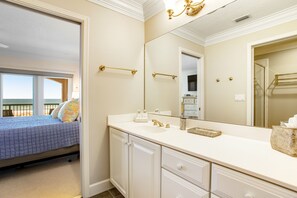 4 bedrooms, desk, iron/ironing board, free WiFi
