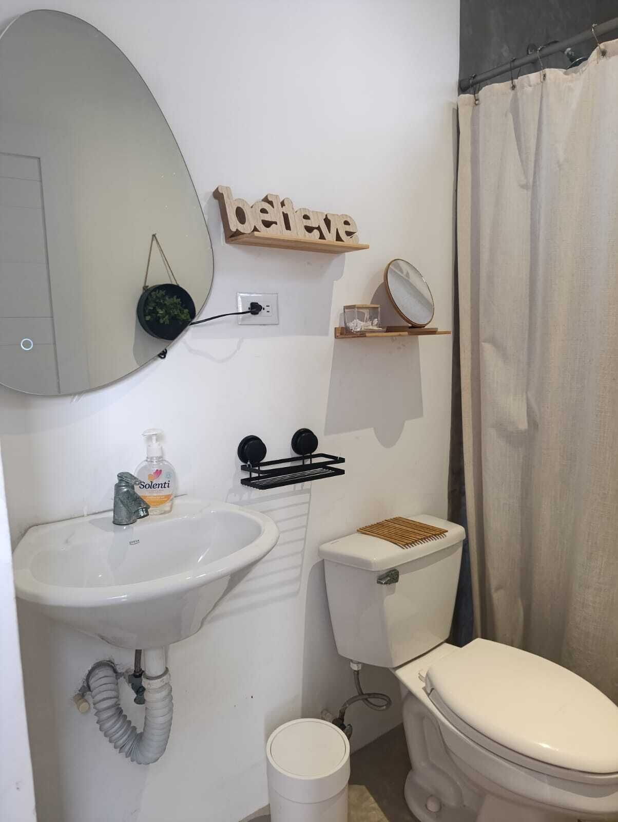 毛巾、肥皂、洗髮精、衛生紙