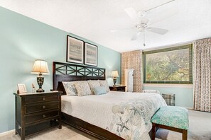 2 habitaciones, escritorio y tabla de planchar con plancha 
