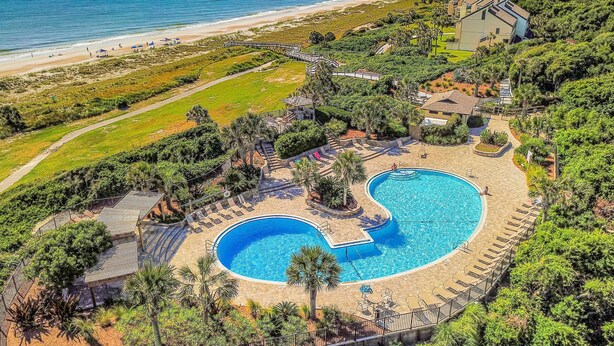 Ein Resort mit großem Pool, Strand und Golfplatz.