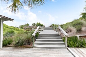 Property grounds - Renovated, dog-friendly condo near beach with balcony, pool & tennis (Fernandina Beach)