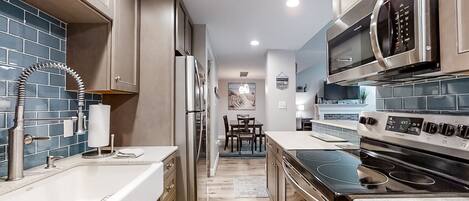 Réfrigérateur, four à micro-ondes, un four, surface de cuisson