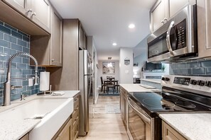 Fridge, microwave, oven, stovetop - Renovated, dog-friendly condo near beach with balcony, pool & tennis (Fernandina Beach)