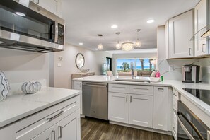 Réfrigérateur, four à micro-ondes, un four, surface de cuisson