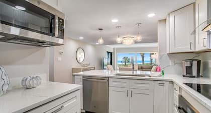Completely renovated oceanfront condo w/washer/dryer & shared pool/tennis