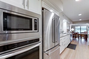 Kühlschrank, Mikrowelle, Ofen, Herdplatte