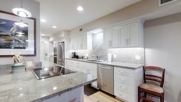 Refrigerador, microondas, horno, placa de cocina