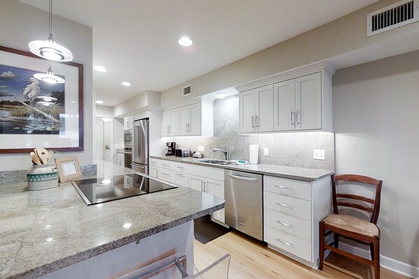 Réfrigérateur, four à micro-ondes, un four, surface de cuisson