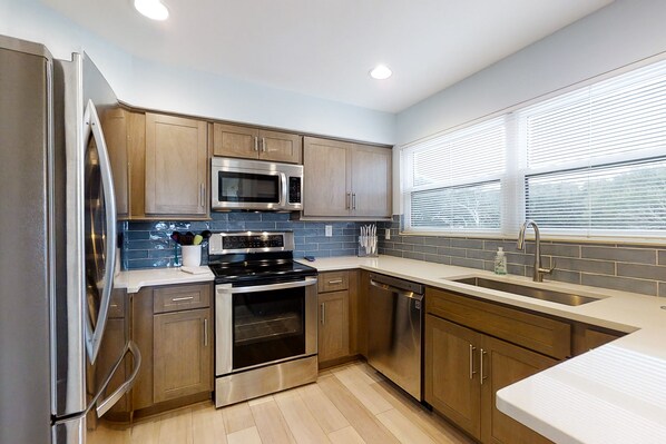 Kühlschrank, Mikrowelle, Ofen, Herdplatte