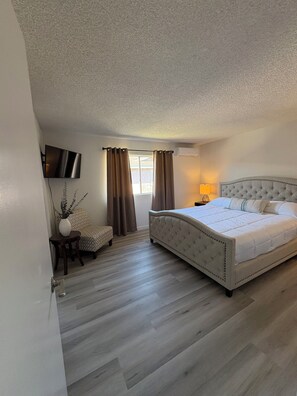 2 soverom, strykejern/-brett, internettilgang og sengetøy