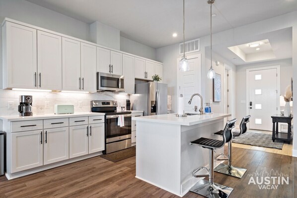 Køleskab, mikrobølgeovn, ovn, kogeplade