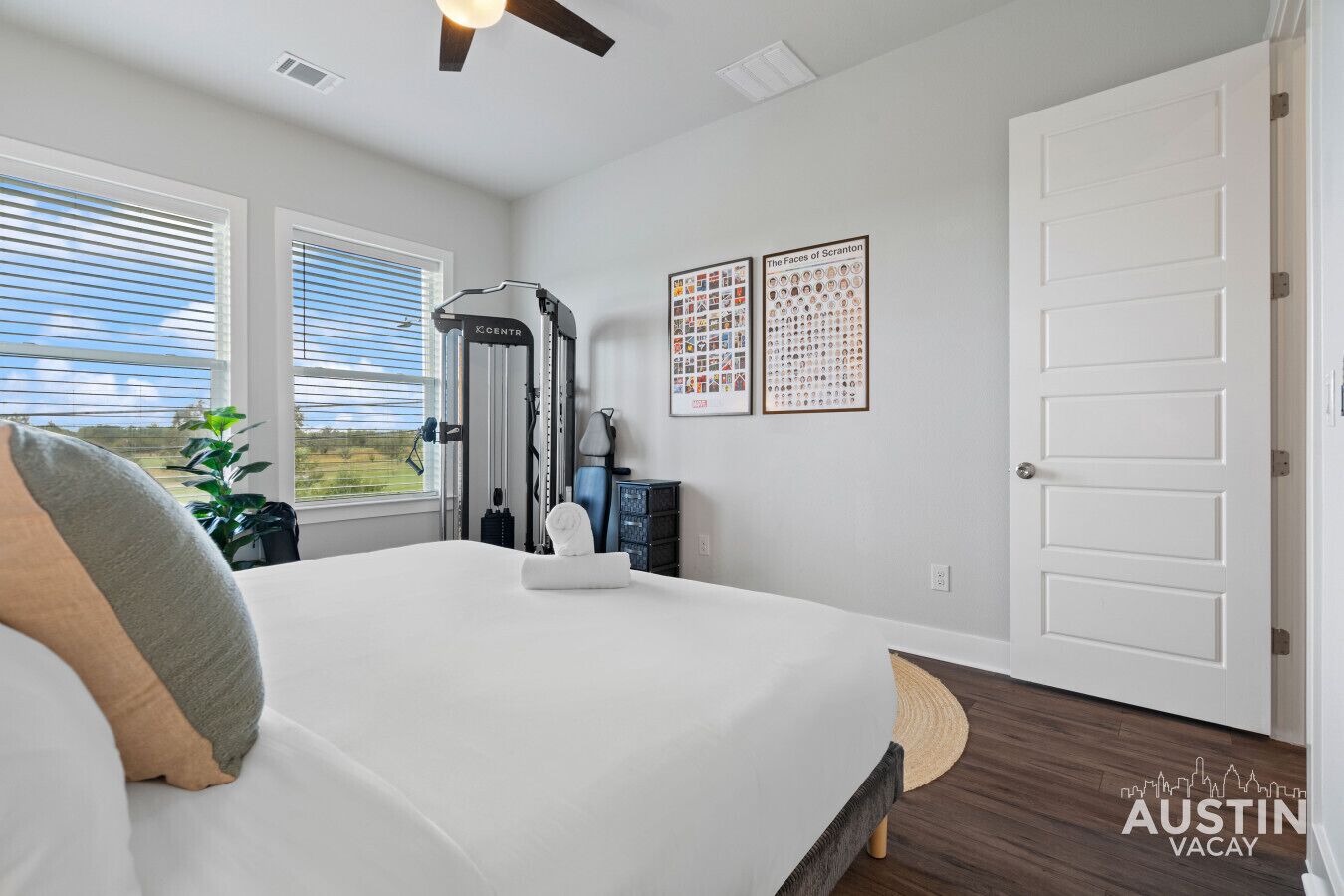 2 makuuhuonetta, tallelokero huoneessa, työpöytä, silitysrauta/-lauta