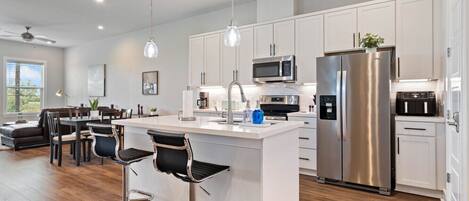 Réfrigérateur, micro-ondes, four, plaque de cuisson