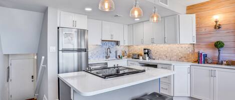 Réfrigérateur, four à micro-ondes, un four, surface de cuisson