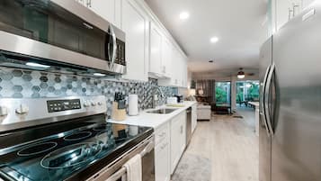 Geladeira, micro-ondas, fogão, cooktop