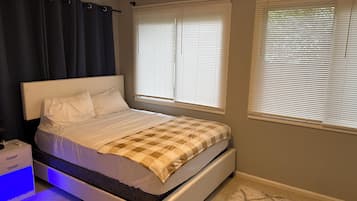 1 dormitorio, tabla de planchar con plancha, wifi y ropa de cama