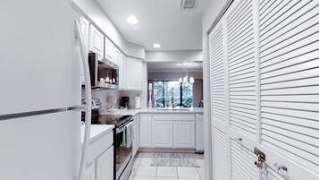 Refrigerador, microondas, horno, placa de cocina