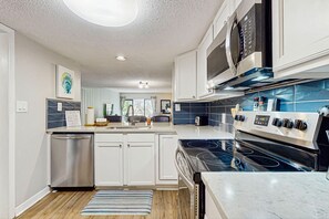 Kjøleskap, mikrobølgeovn, ovn og kokeplater