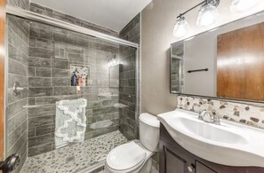 Regadera, toallas, jabón, papel de baño 